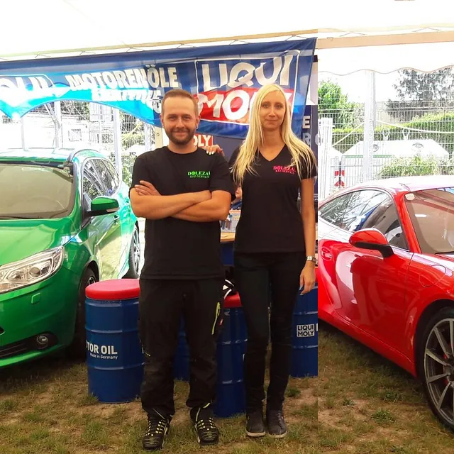 2 Personen vor einem Messestand